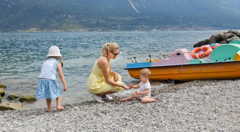 Gardasøen familie ved strand