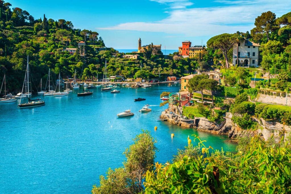 Portofino-ligurien-AdobeStock_312411448 Den lille havn i Portofino i Ligurien