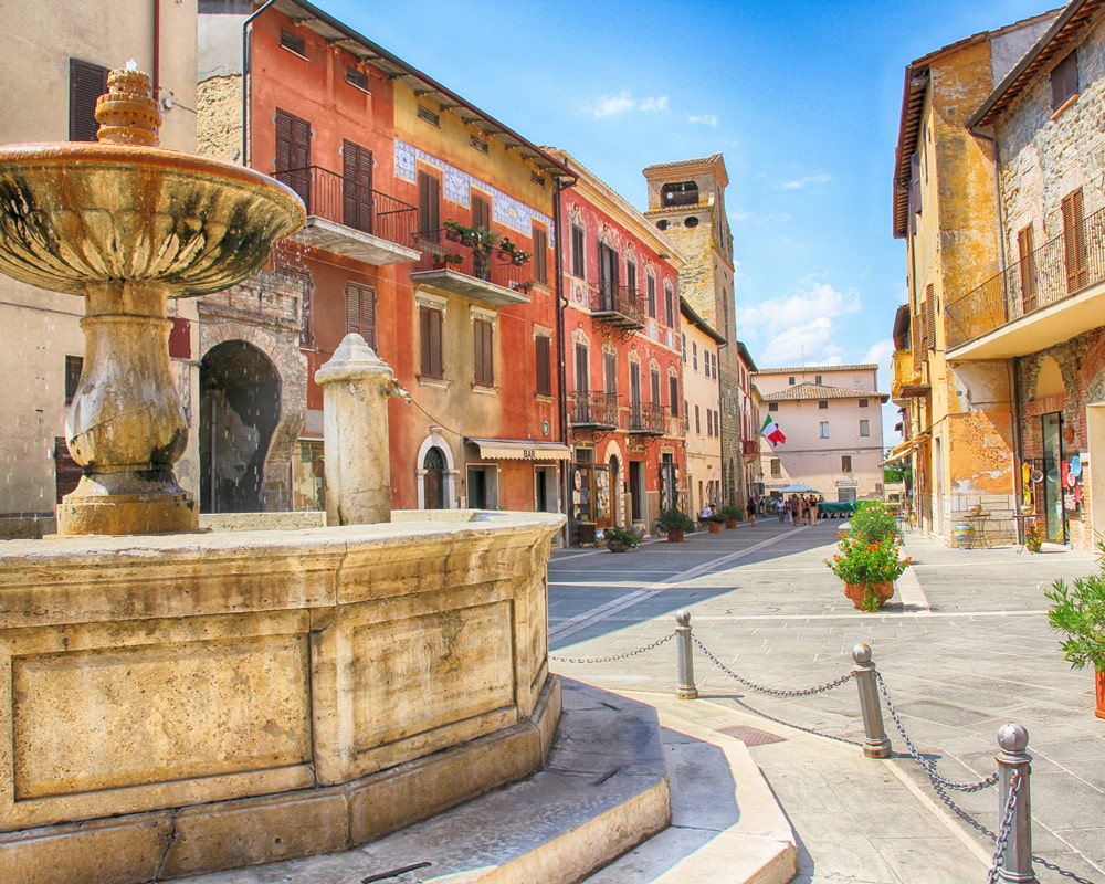 Deruta-torv-springvand-umbrien-AdobeStock_467774908