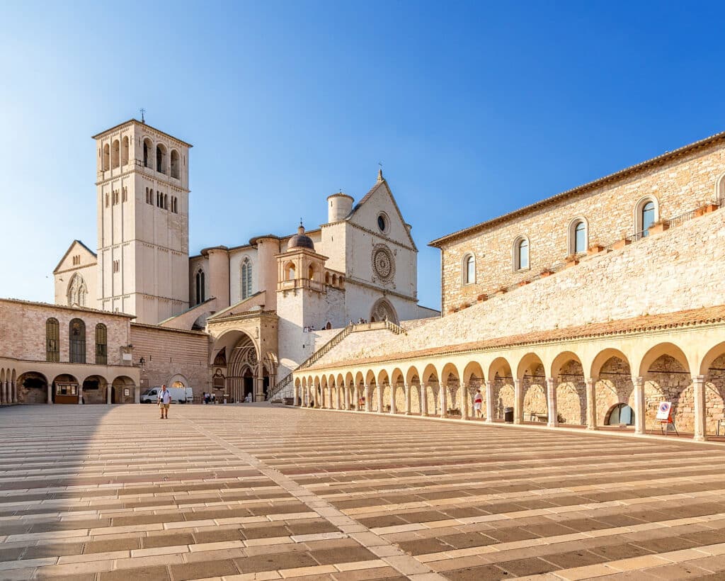 assisi-umbrien-basilica-AdobeStock_122773817