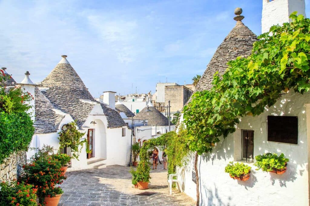 Alberobello-ApulienAdobeStock_132765780