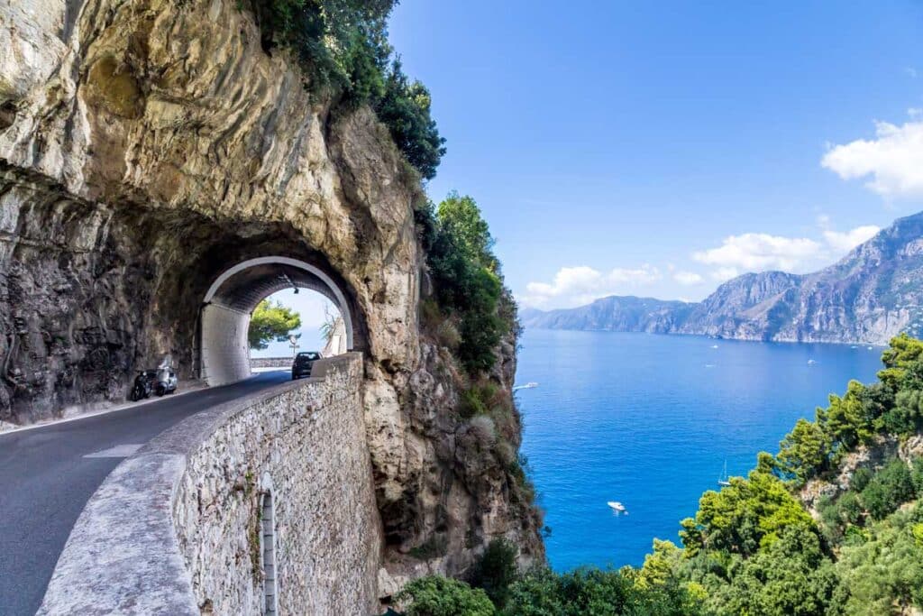 Amalfikysten-vej-AdobeStock_196658896 Vej gennem tunnel på Amalfikysten