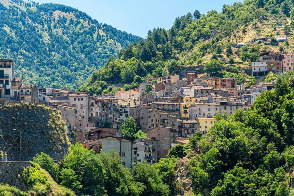 Landsby-Calabrien-AdobeStock_314258275 Landsby i Calabrien