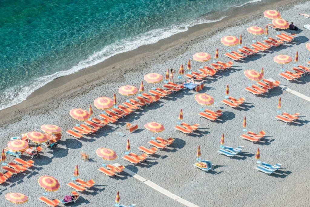 Strand-parasoller-Amalfikysten-AdobeStock_284407755 Strand med parasoller på Amalfikysten