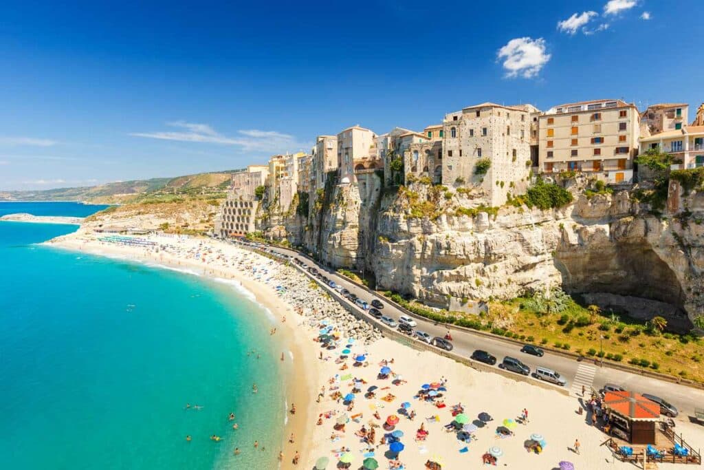 Tropea-by-strand-Calabrien-AdobeStock_142532318 Tropea by og strand i Calabrien