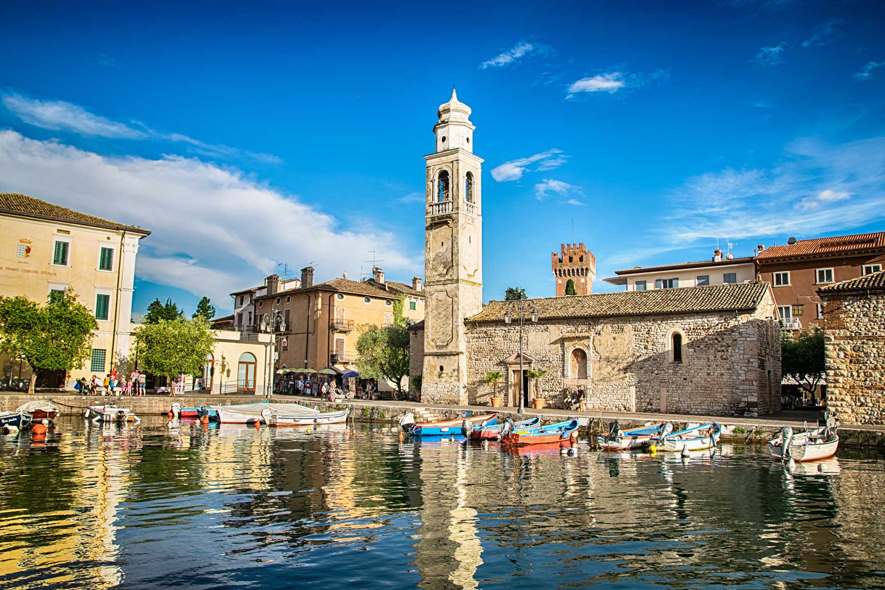 Lazise-AdobeStock_117529538 Lazise ved Gardasøen