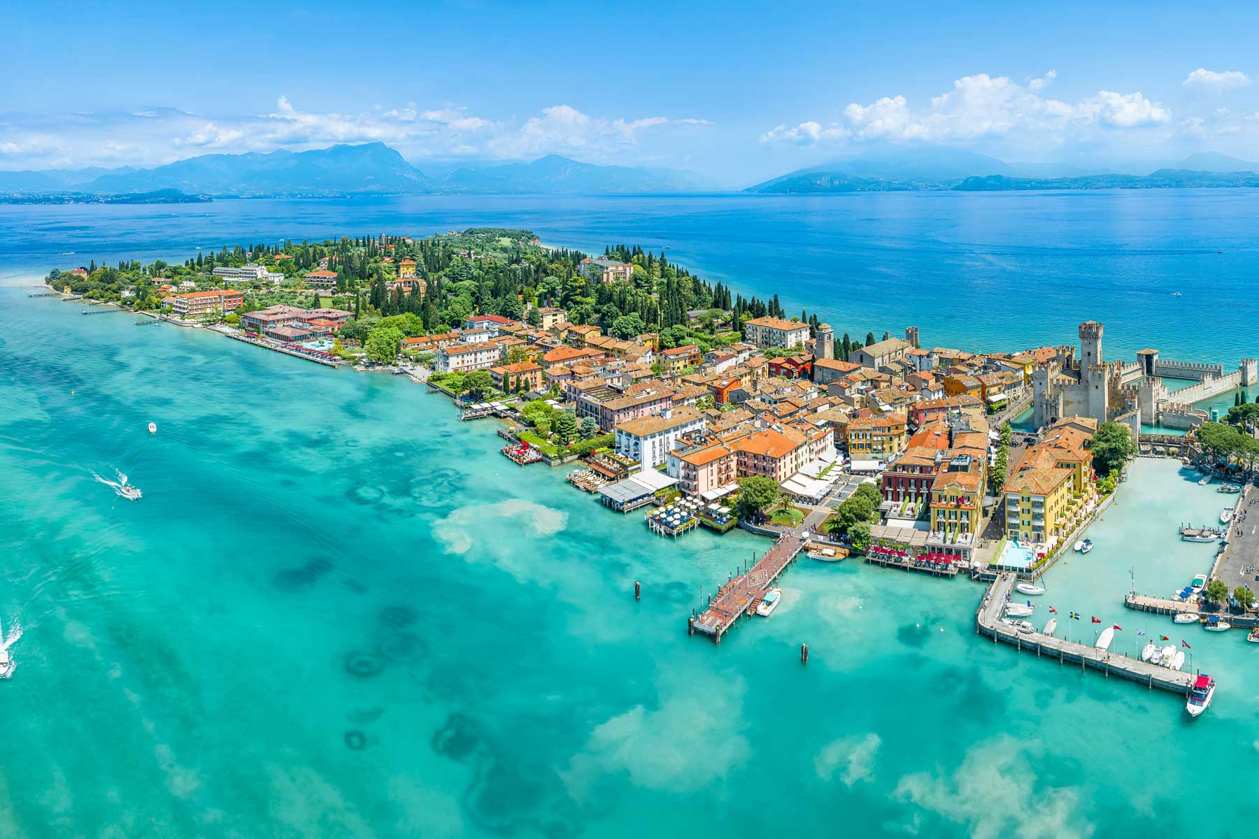 Sirmione-AdobeStock_609563622 Sirmione ved Gardasøen