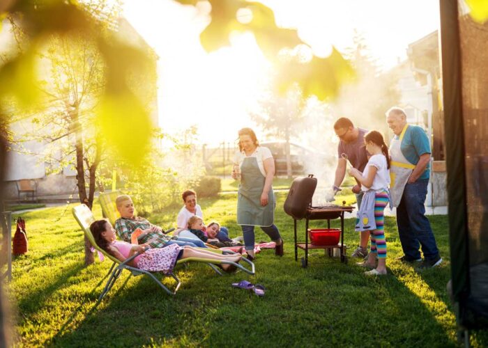 familiemiddag-grill-AdobeStock_203784124 familiemiddag-grill-AdobeStock_203784124