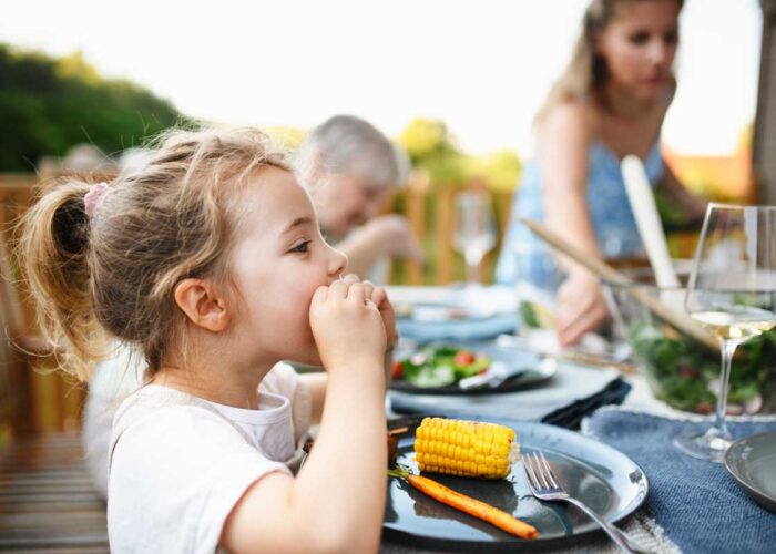 pige-middag-AdobeStock_512321314 pige-middag-AdobeStock_512321314
